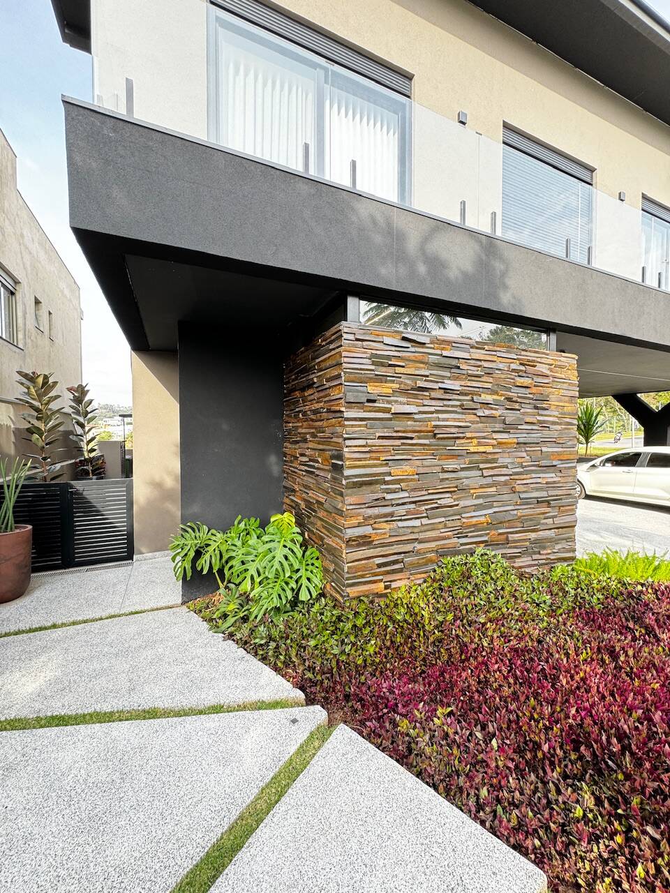 Casa Contemporânea à Venda em Alphaville com 5 Suítes, Spa e Piscina Aquecida