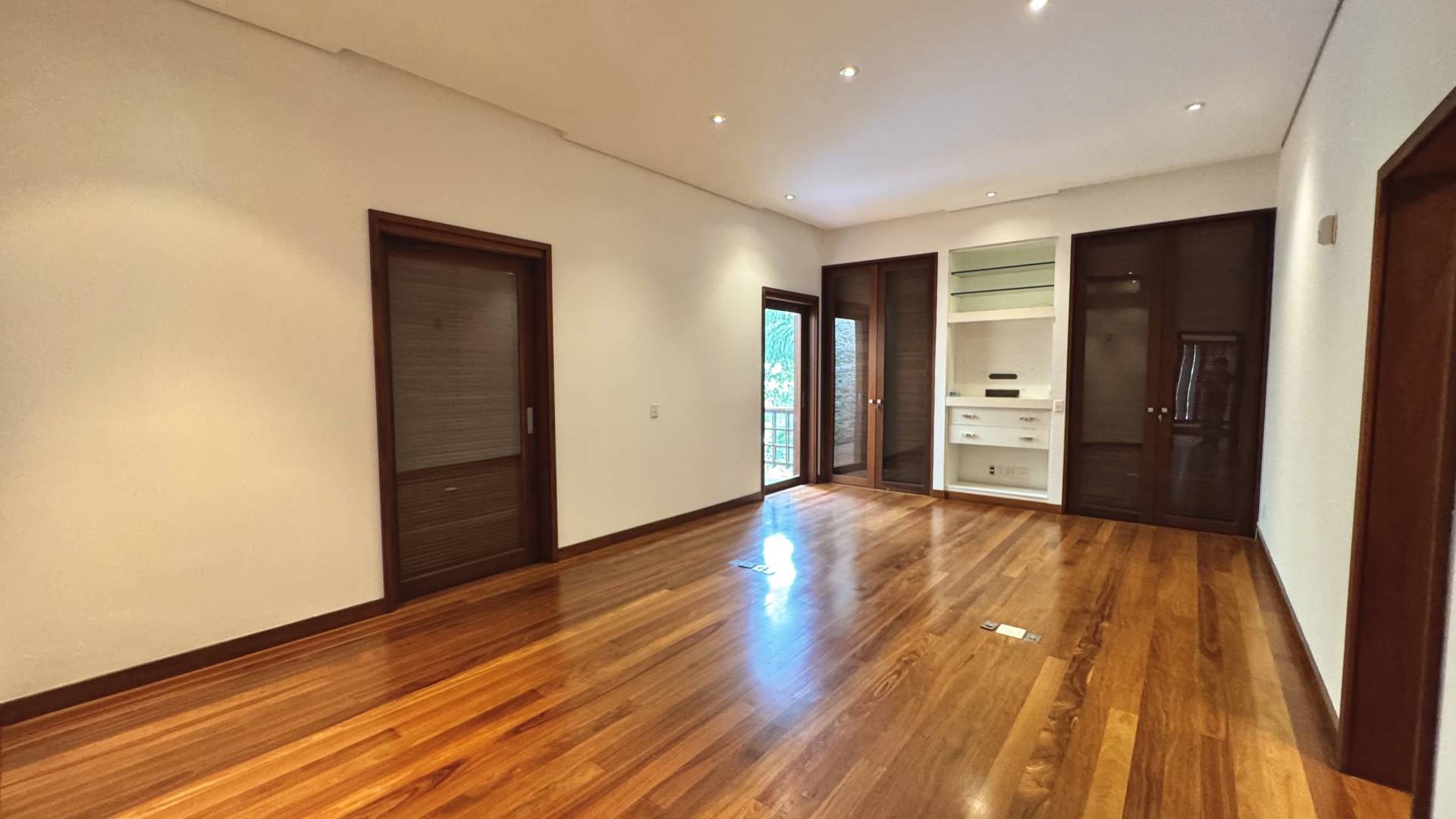 Casa com 6.300m² de terreno privativo - Residencial Tamboré 1