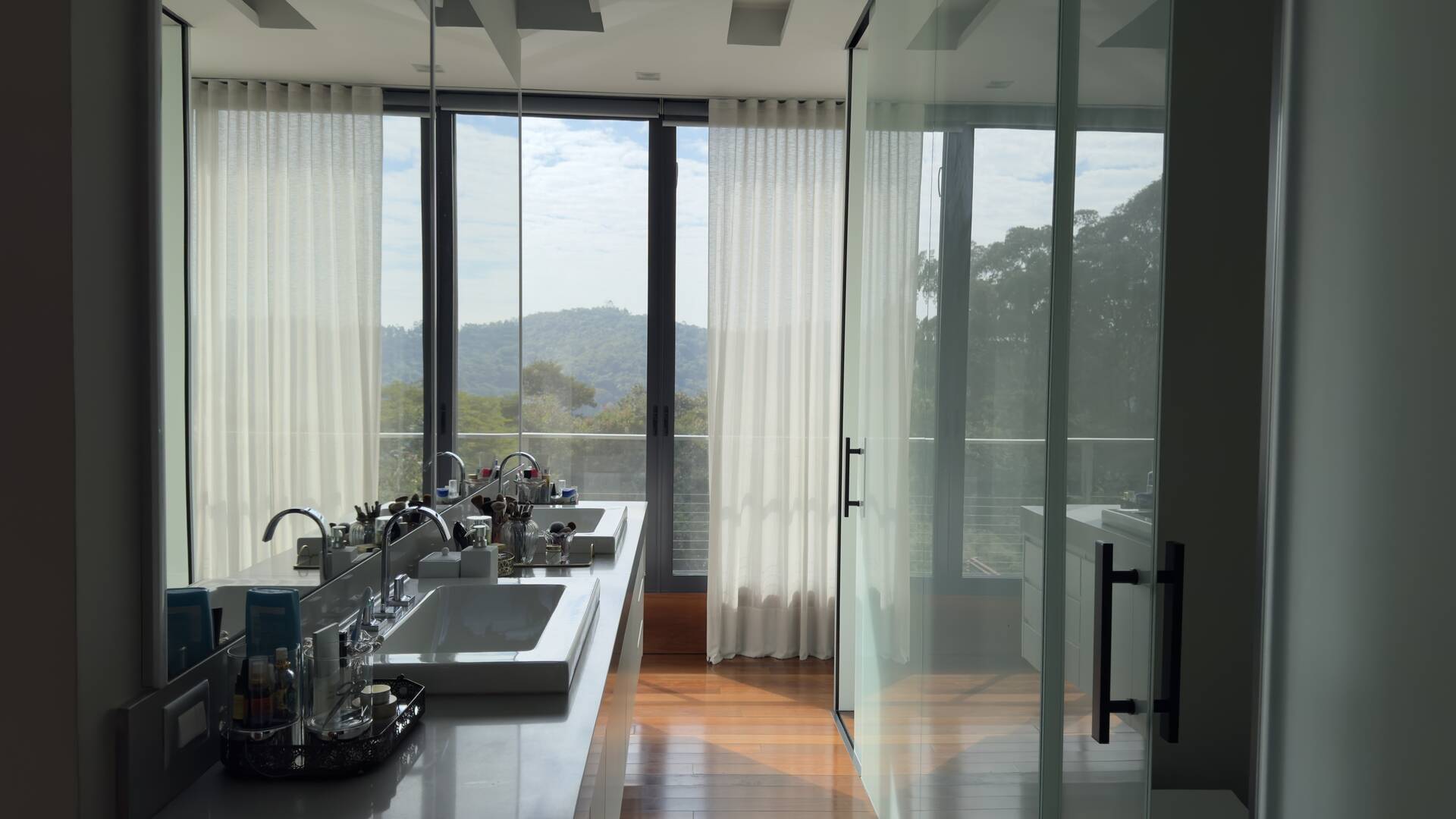 Casa Contemporânea à Venda no Alphaville Gênesis 1 com Vista Permanente para a