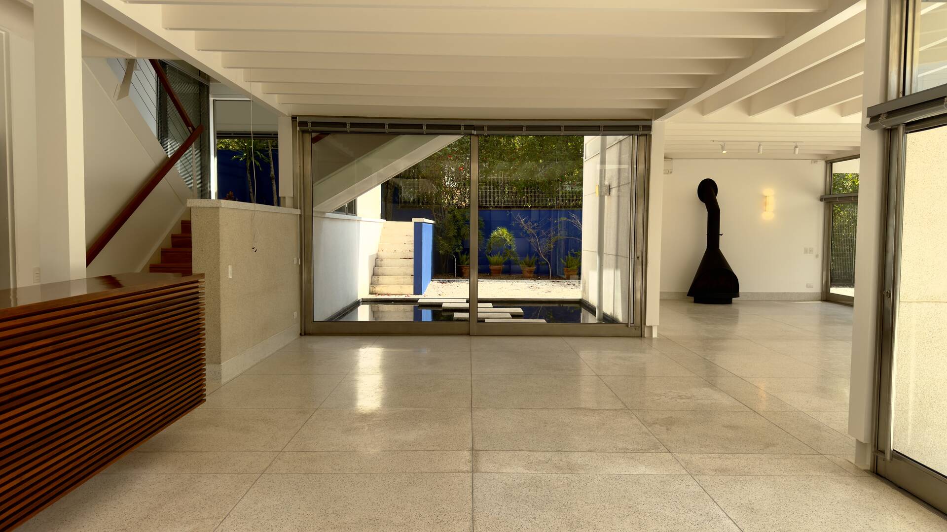 Residência Assinada por George Mills no Tamboré 1 com Arquitetura Autoral e 1.525 m² de Terreno