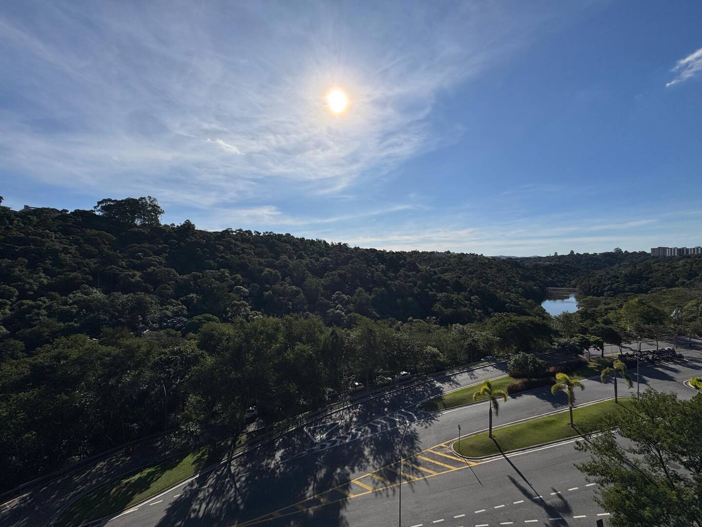 Casa contemporânea com vista para o lago e mata preservada no Gênesis 2