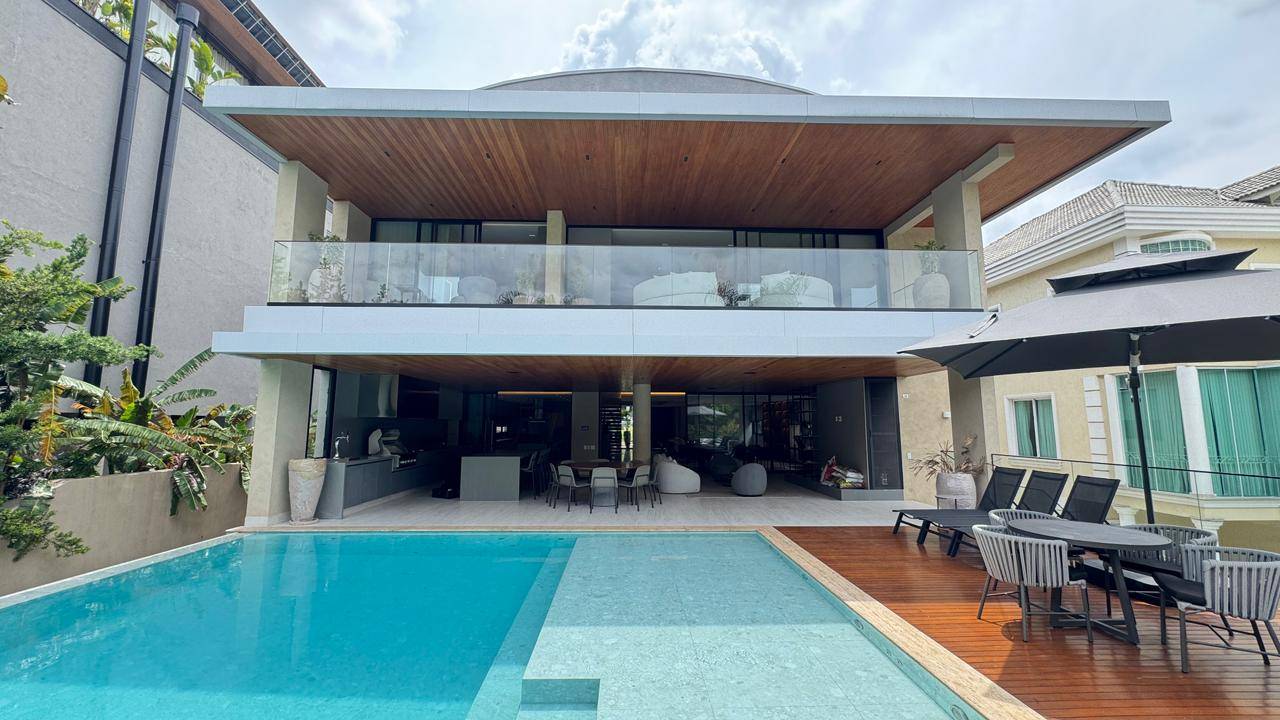Casa à venda no Tamboré 2 com 5 suítes, duas adegas, elevador e vista permanente