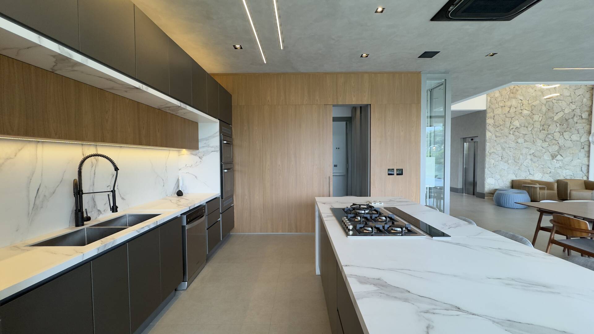 Casa contemporânea com lazer completo e elevador