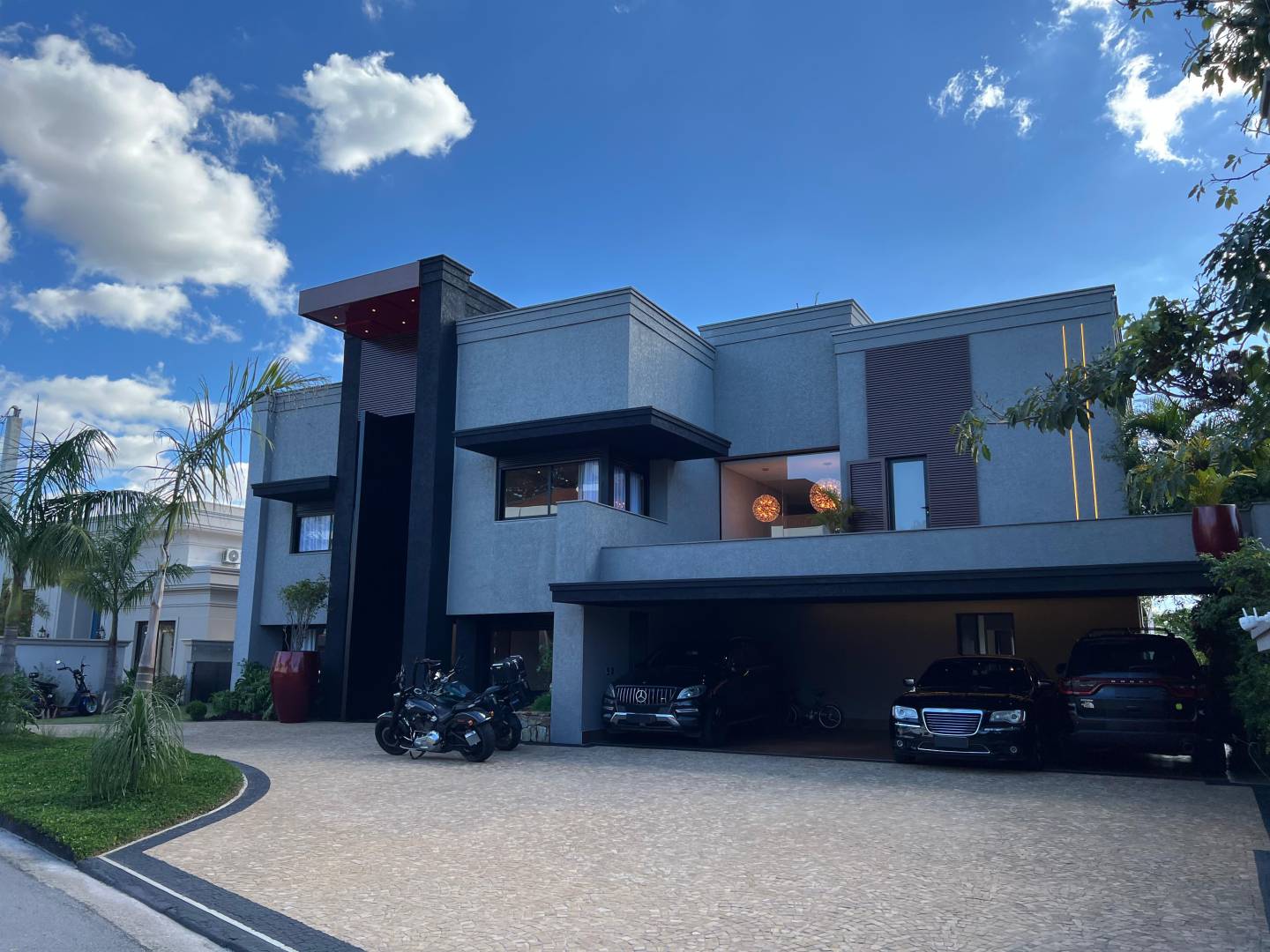 Residência de Alto Padrão à Venda em Alphaville com 5 Suítes, Elevador e Vista Privilegiada