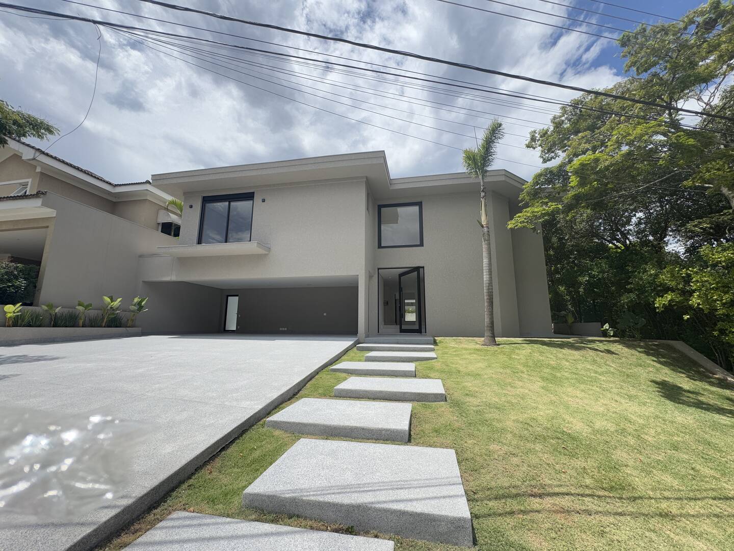 Casa à venda com 4 suítes, piscina com prainha e área gourmet integrada