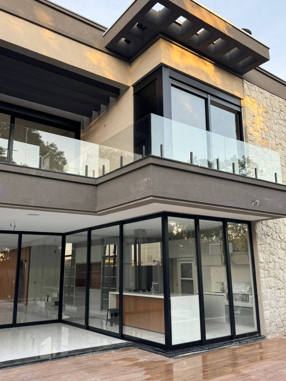 Casa à venda no Gênesis 2 com 4 suítes, elevador e fundos para a mata