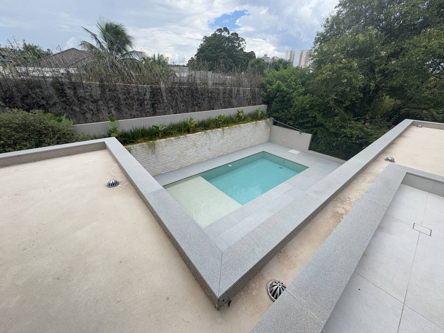 Casa à venda com 4 suítes, piscina com prainha e área gourmet integrada