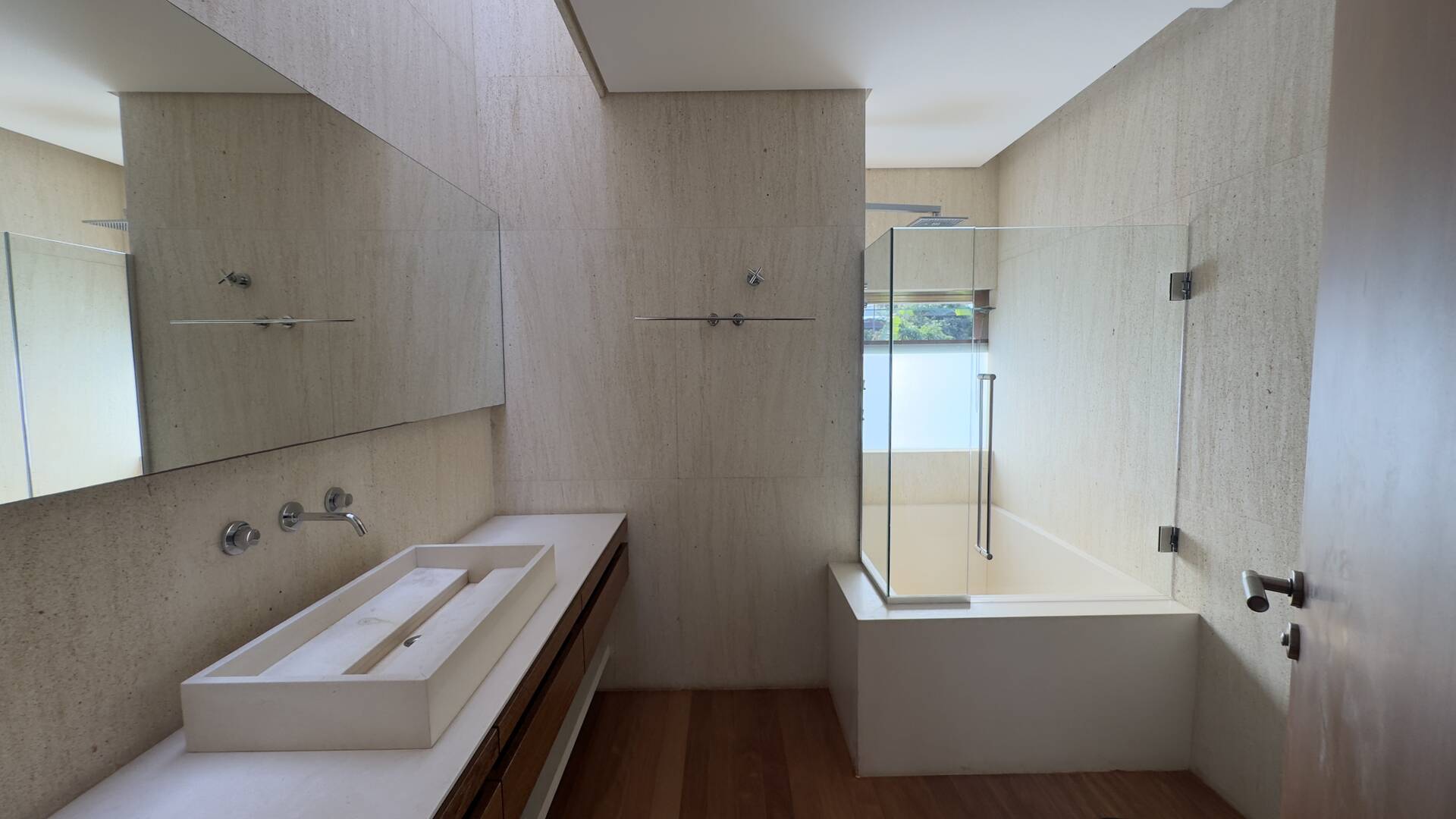 Casa Contemporânea com Vista Permanente, Piscina com Raia e Projeto Autoral em Alphaville