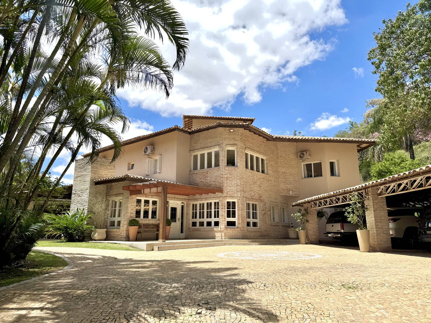 Casa à Venda no Tamboré 1 com 4.000 m², Vista Permanente e Estilo Casa de Campo