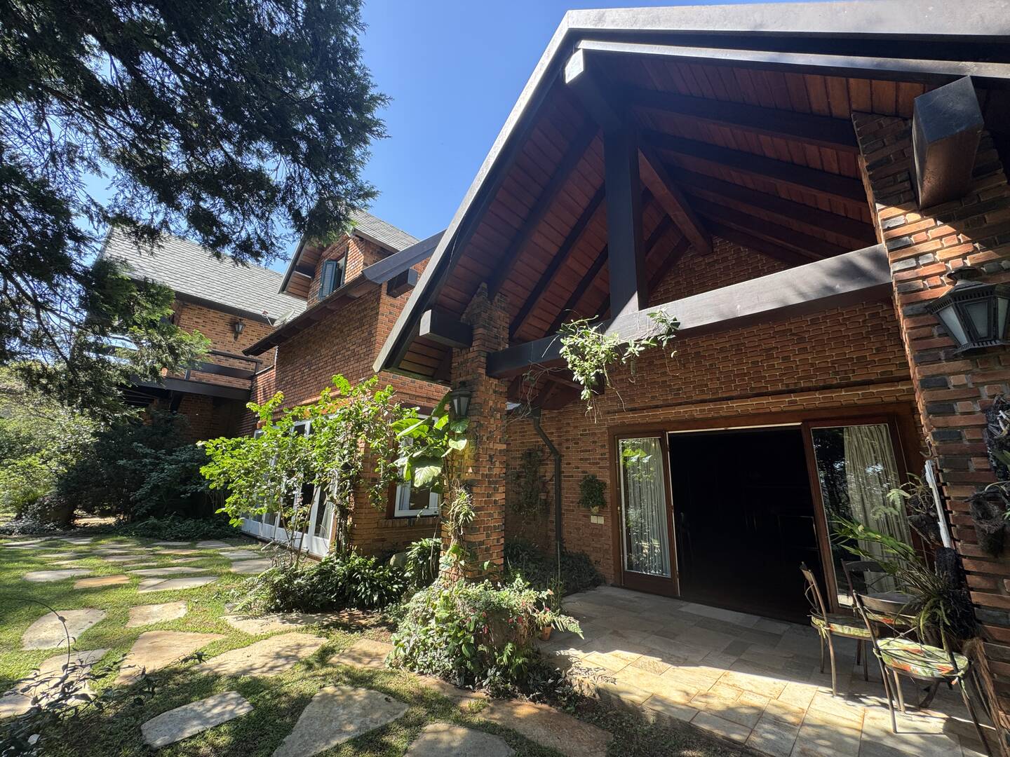 Casa de arquitetura assinada por Sidônio Porto no Tamboré 1