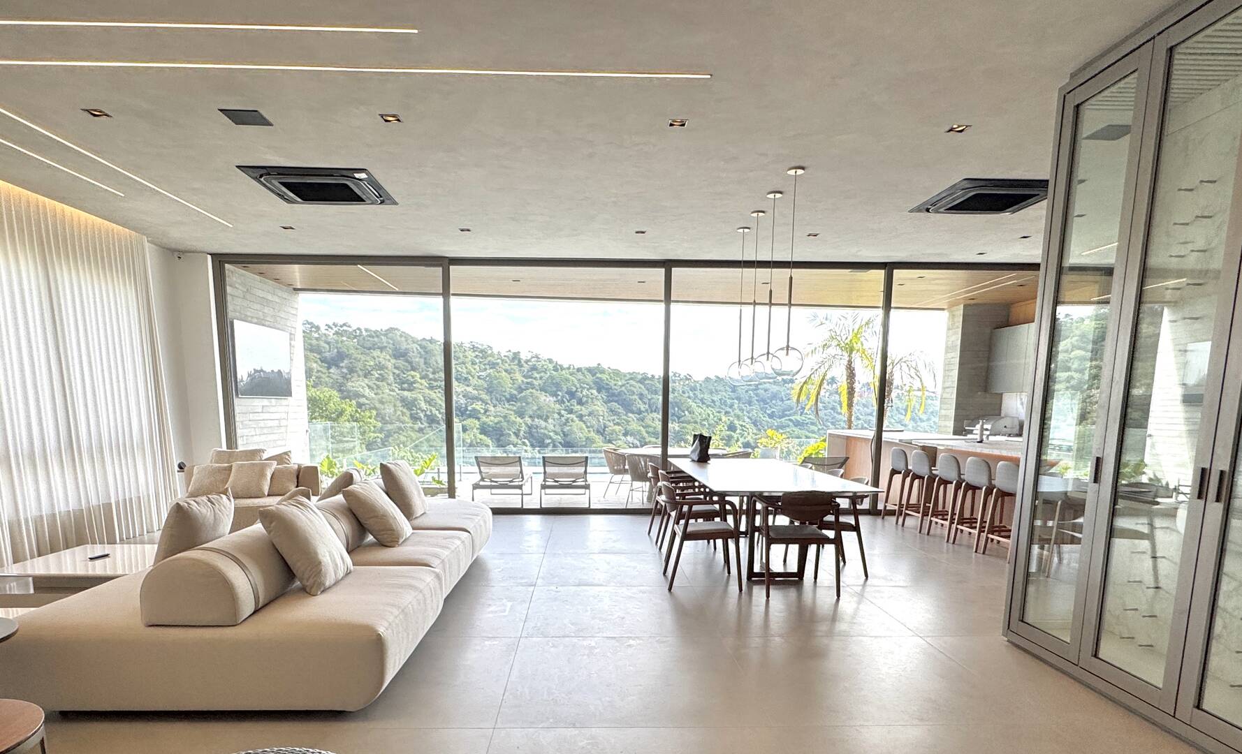Casa contemporânea com lazer completo e elevador