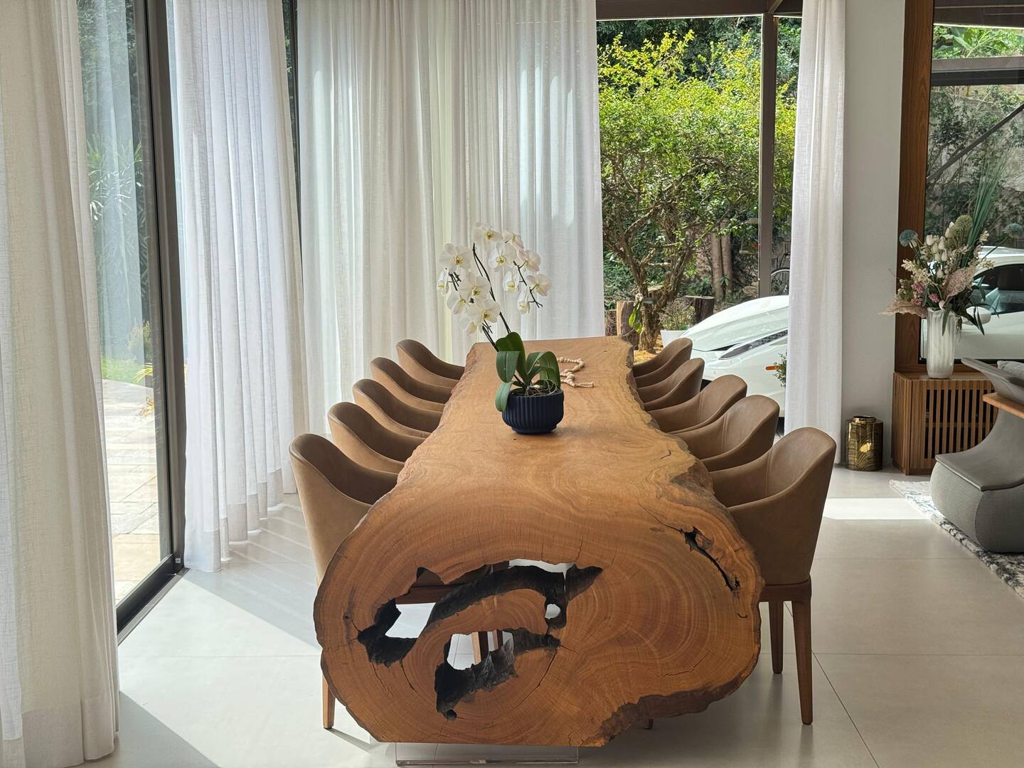 Casa Contemporânea à Venda no Tamboré 1 com 5 Suítes e Lazer Integrado