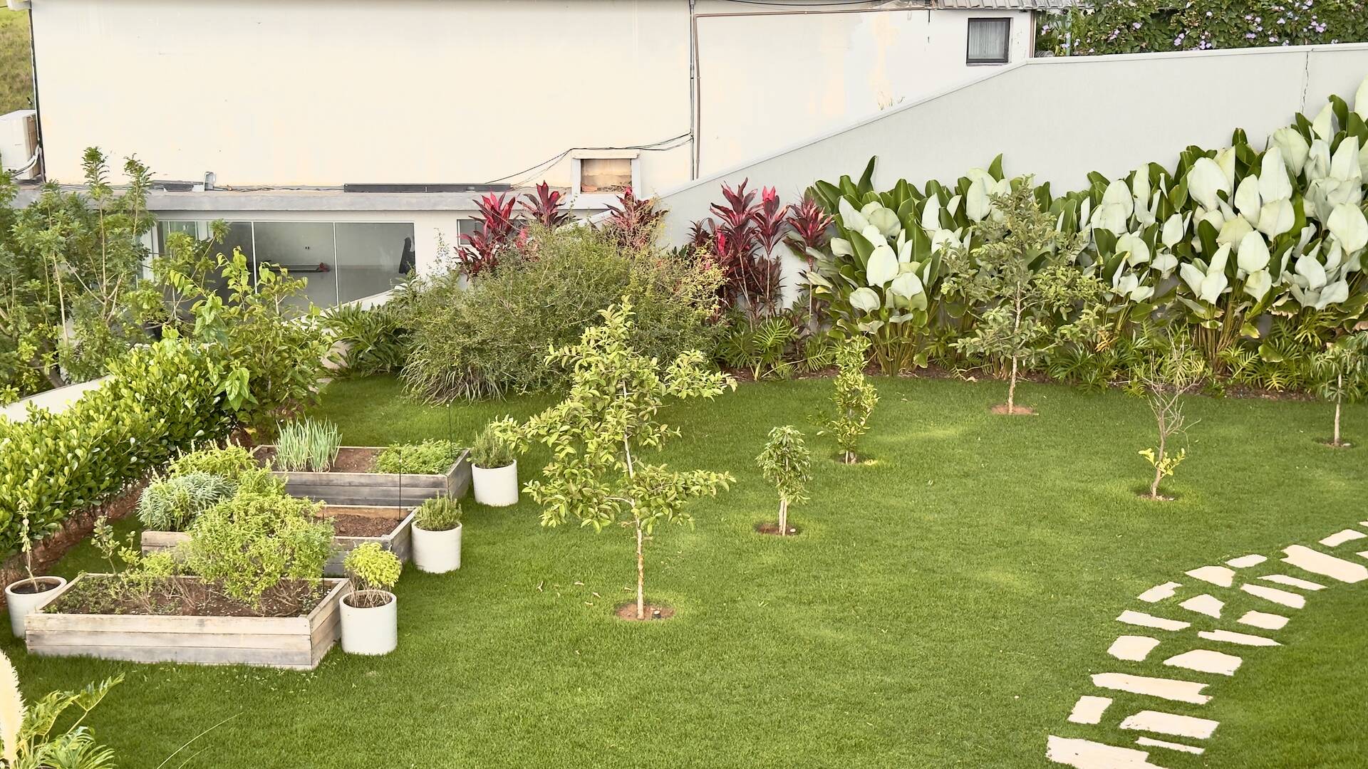 Casa Contemporânea no Tamboré 1 com 3.167 m² de Terreno e Vista Permanente para a Mata