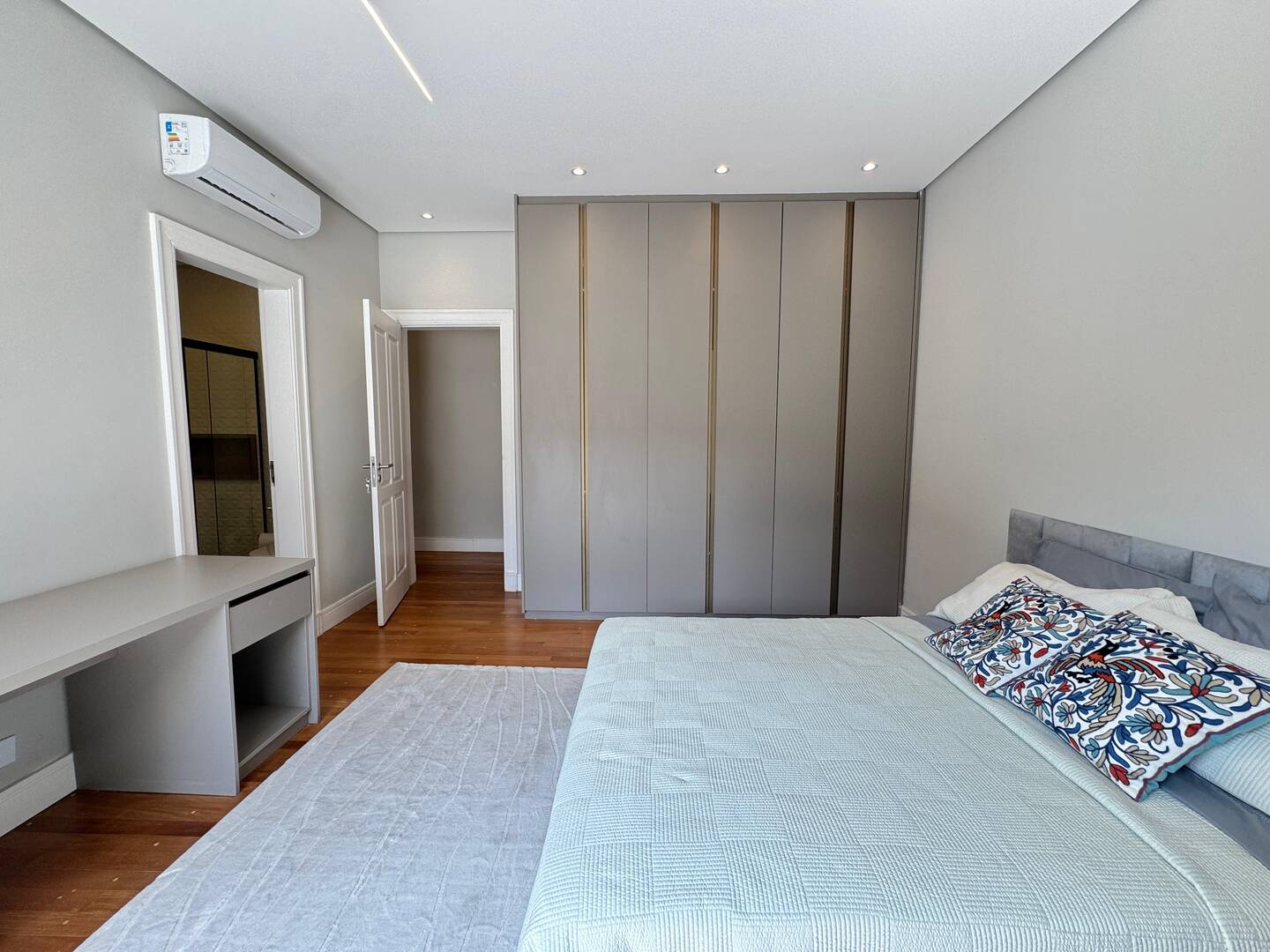 Casa Contemporânea à Venda no Tamboré 1 com 5 Suítes e Lazer Integrado
