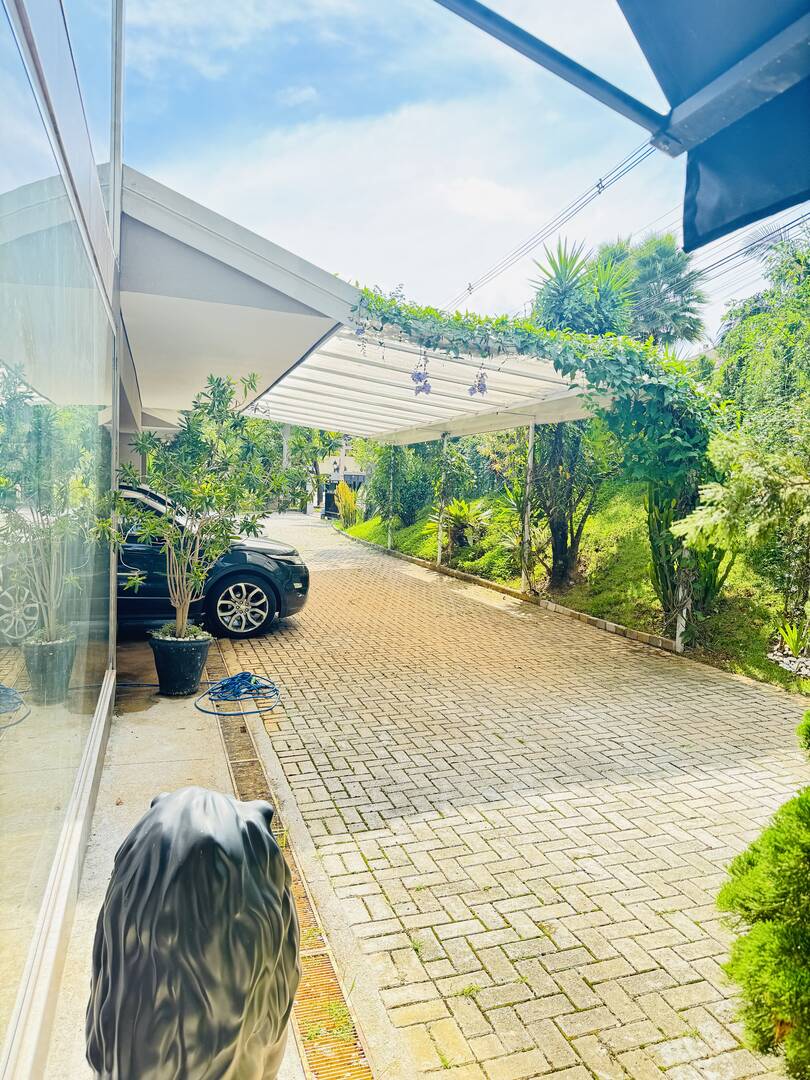 Casa térrea com 5 suítes, amplo terreno e área de lazer no Tamboré 1