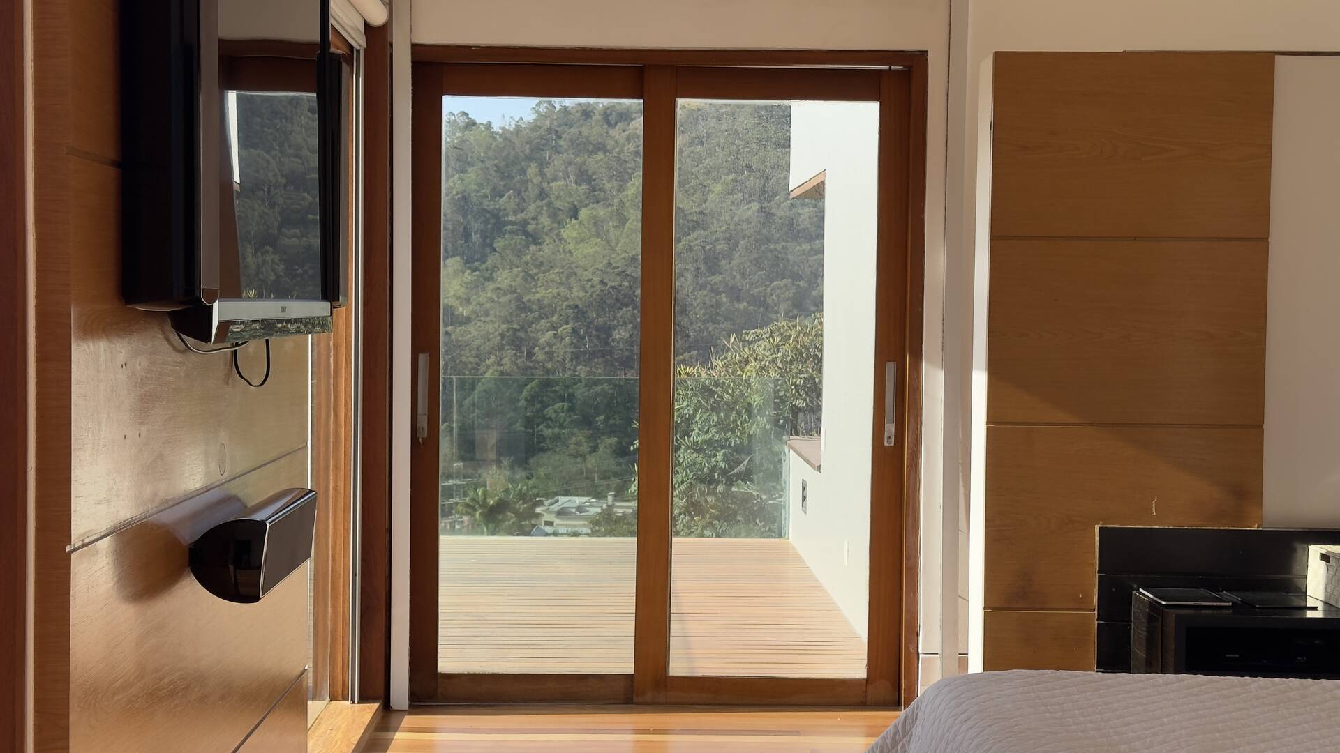 Casa Contemporânea com Vista Permanente, Piscina com Raia e Projeto Autoral em Alphaville