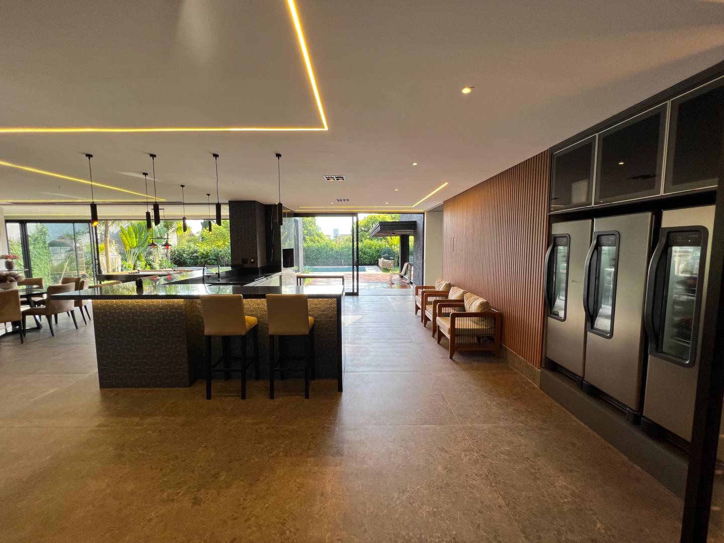 Residência de Alto Padrão à Venda em Alphaville com 5 Suítes, Elevador e Vista Privilegiada
