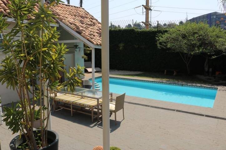 Casa à venda no Tamboré 3 com 4 suítes e excelente potencial para retrofit