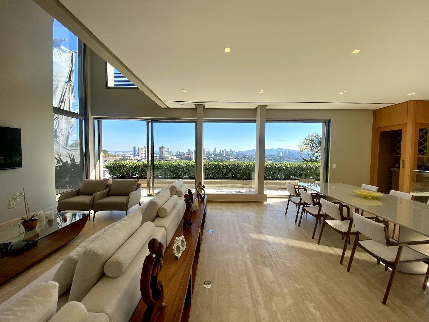 Residência Assinada por Mario Perez no Vila Solaia | 640 m², 4 Suítes e Vista Panorâmica