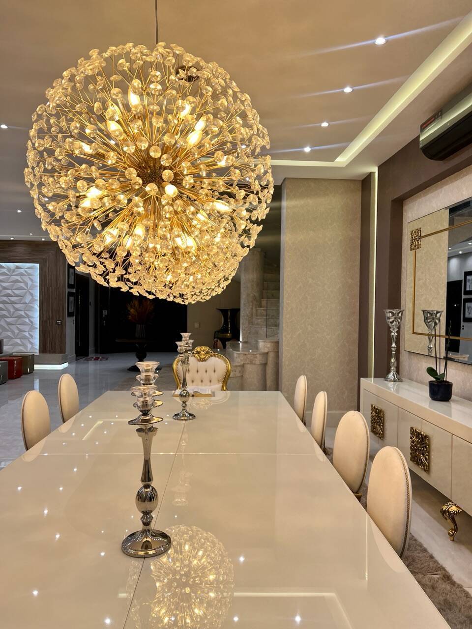 Residência Assinada por Karina Stein com 11 Suítes e Infraestrutura Completa de Lazer