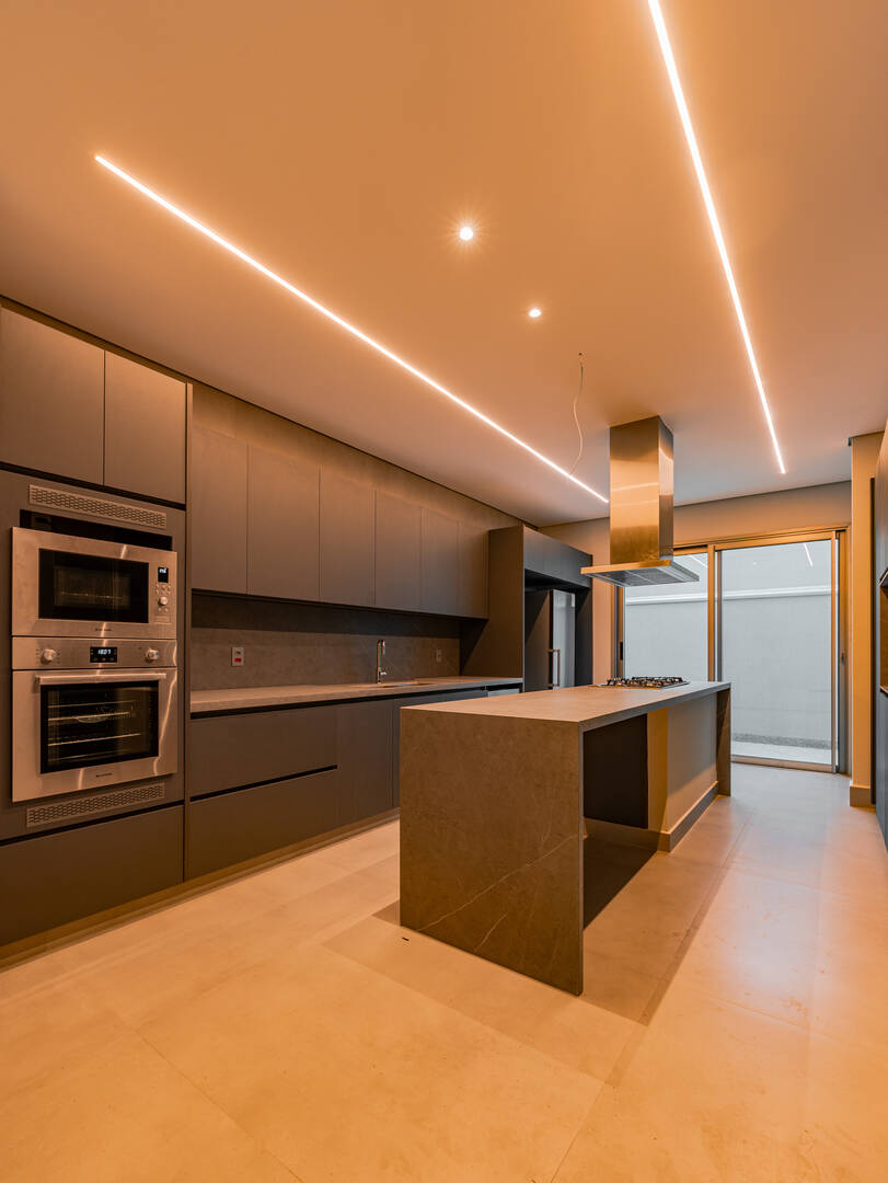 Casa porteira fechada à venda em Alphaville | 5 suítes, rooftop e mobiliada