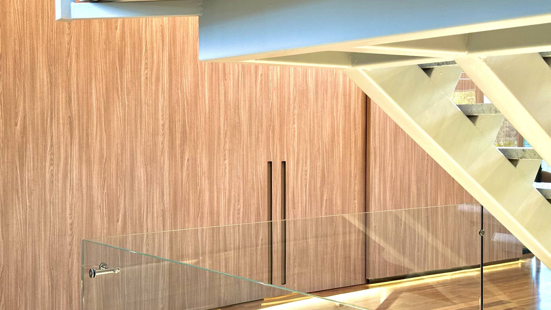 Casa Contemporânea no Tamboré 1 com 3.167 m² de Terreno e Vista Permanente para a Mata