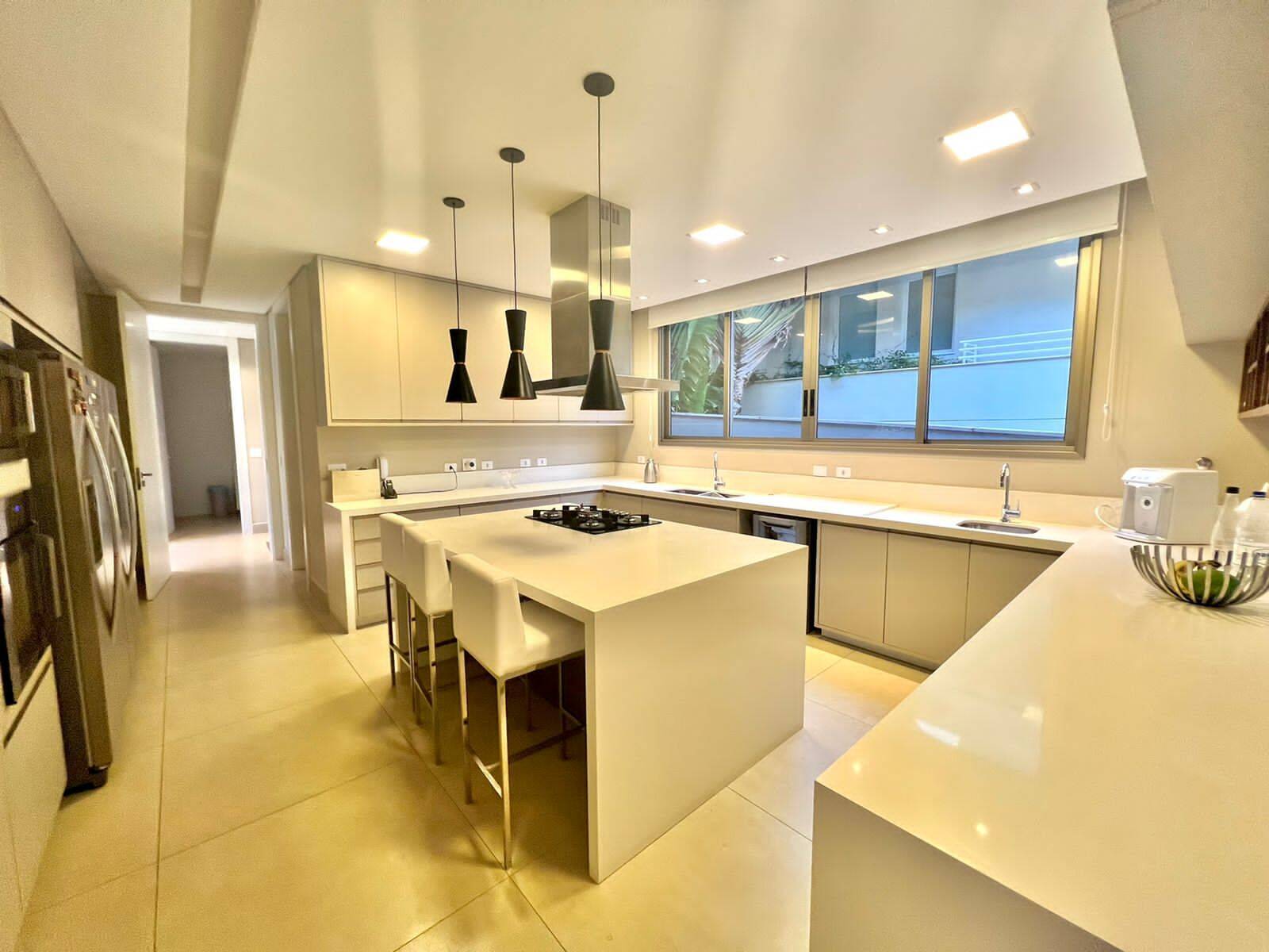 Casa com 5 suítes, elevador e lazer completo à venda em Alphaville