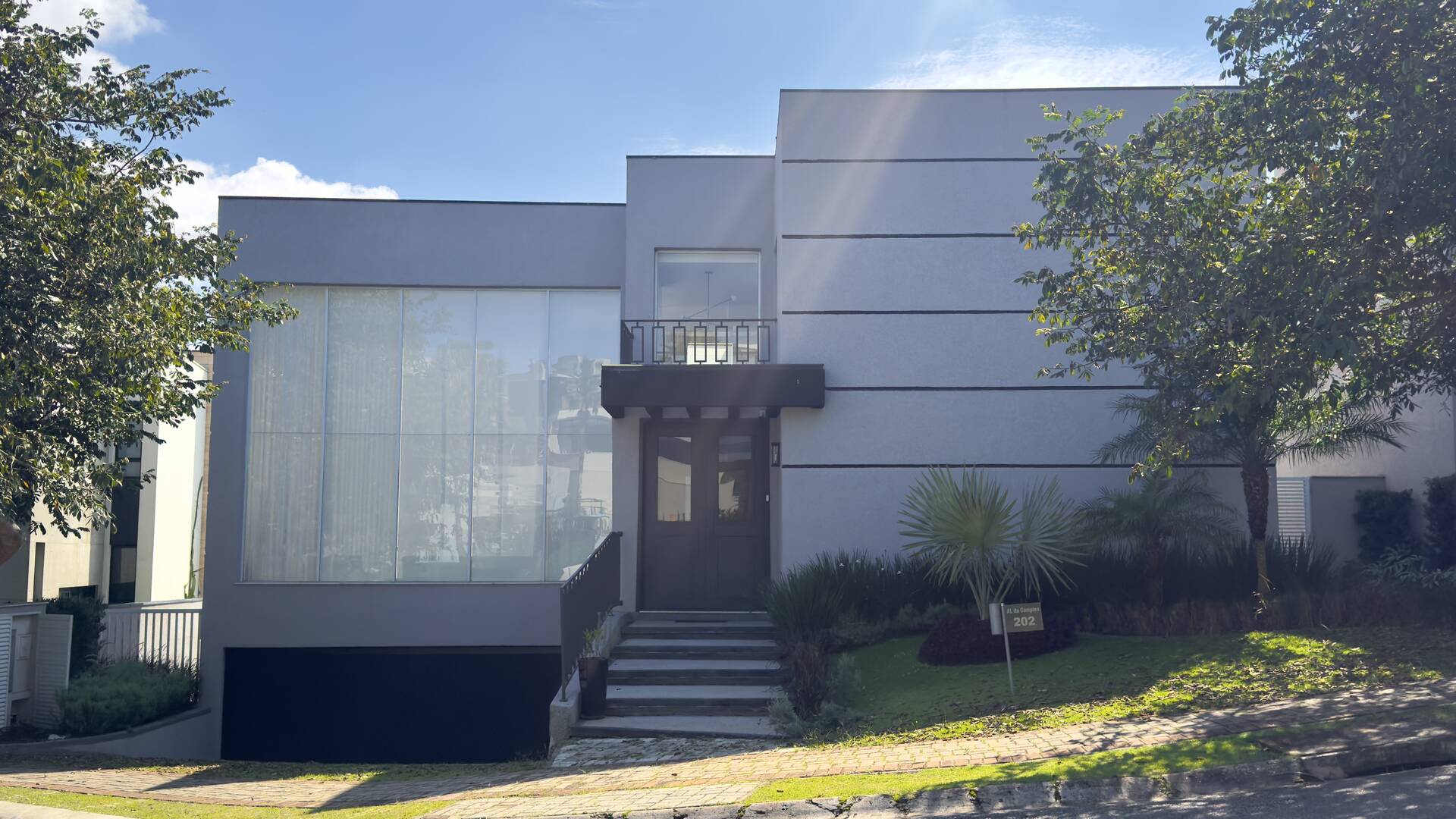 Casa Contemporânea à Venda em Alphaville com 4 Suítes, Piscina e Integração de Ambientes