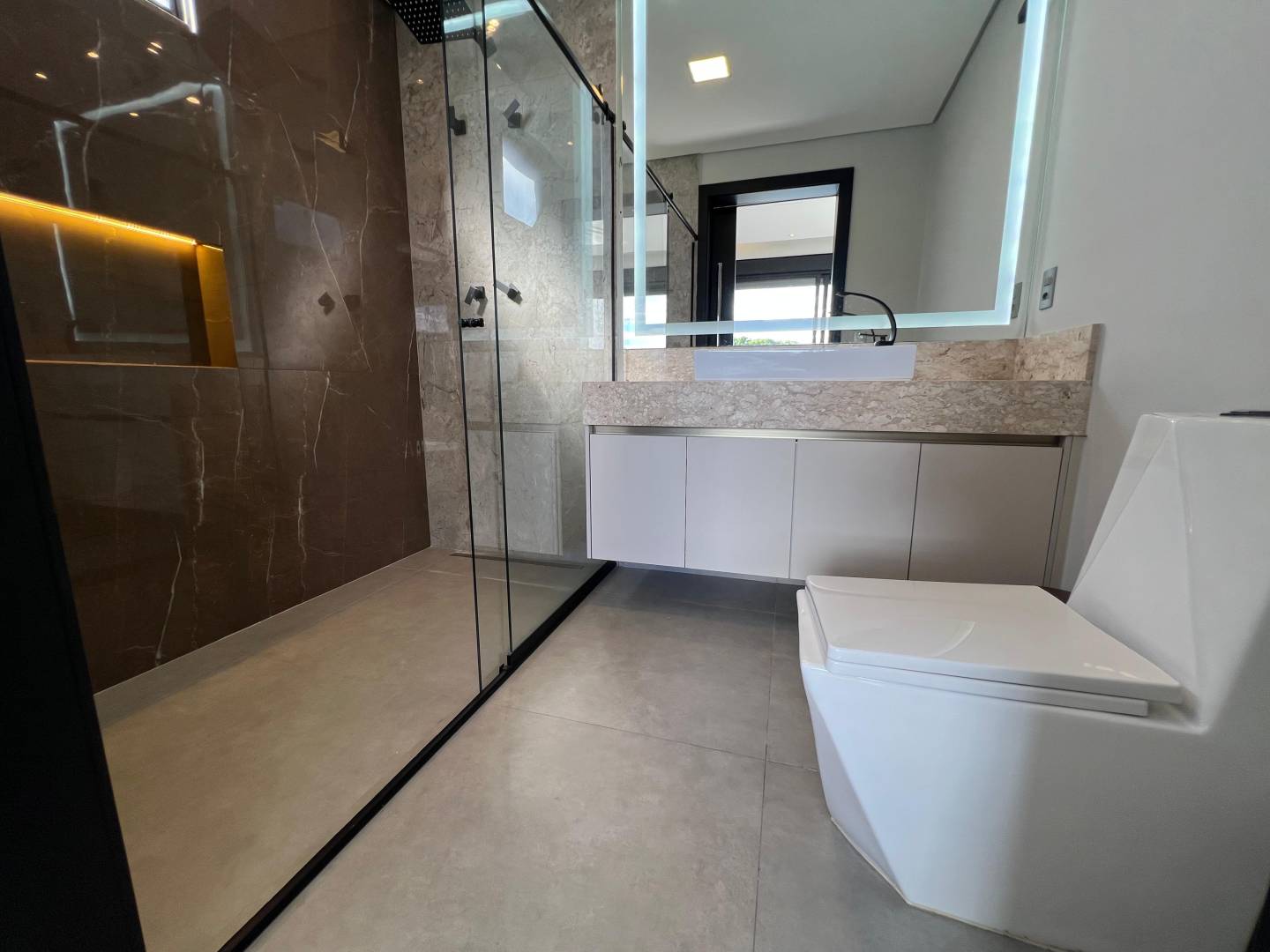 Residência de Alto Padrão à Venda em Alphaville com 5 Suítes, Elevador e Vista Privilegiada