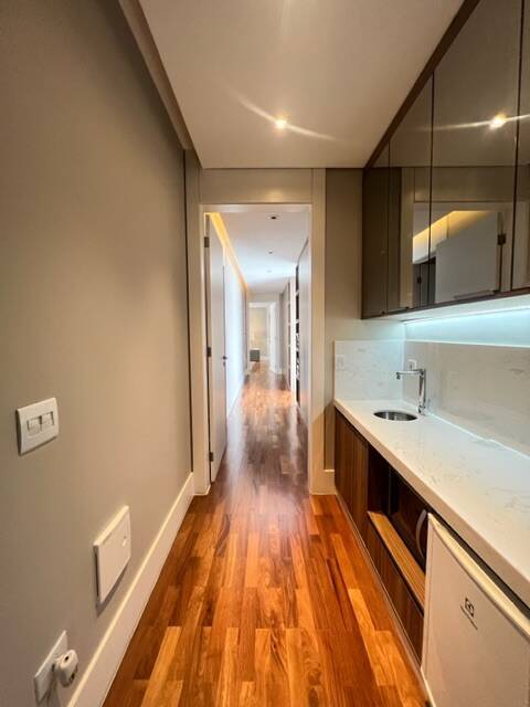 Casa com 5 suítes, elevador e lazer completo à venda em Alphaville