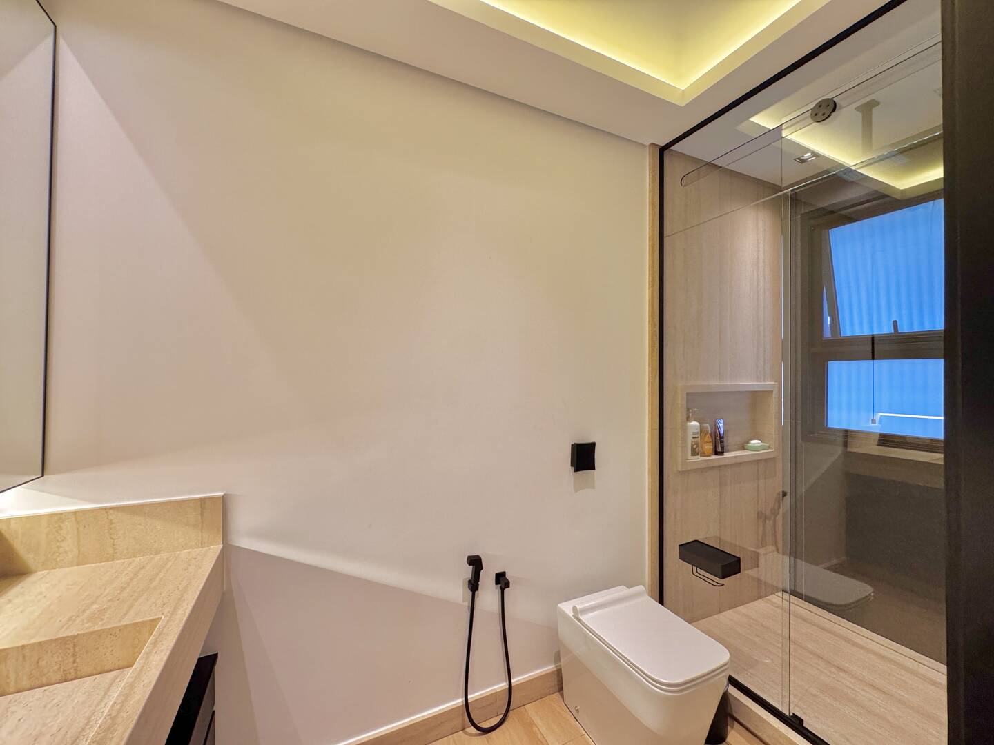 Casa nova e mobiliada à venda no Villa Solaia com 4 suítes e lazer completo
