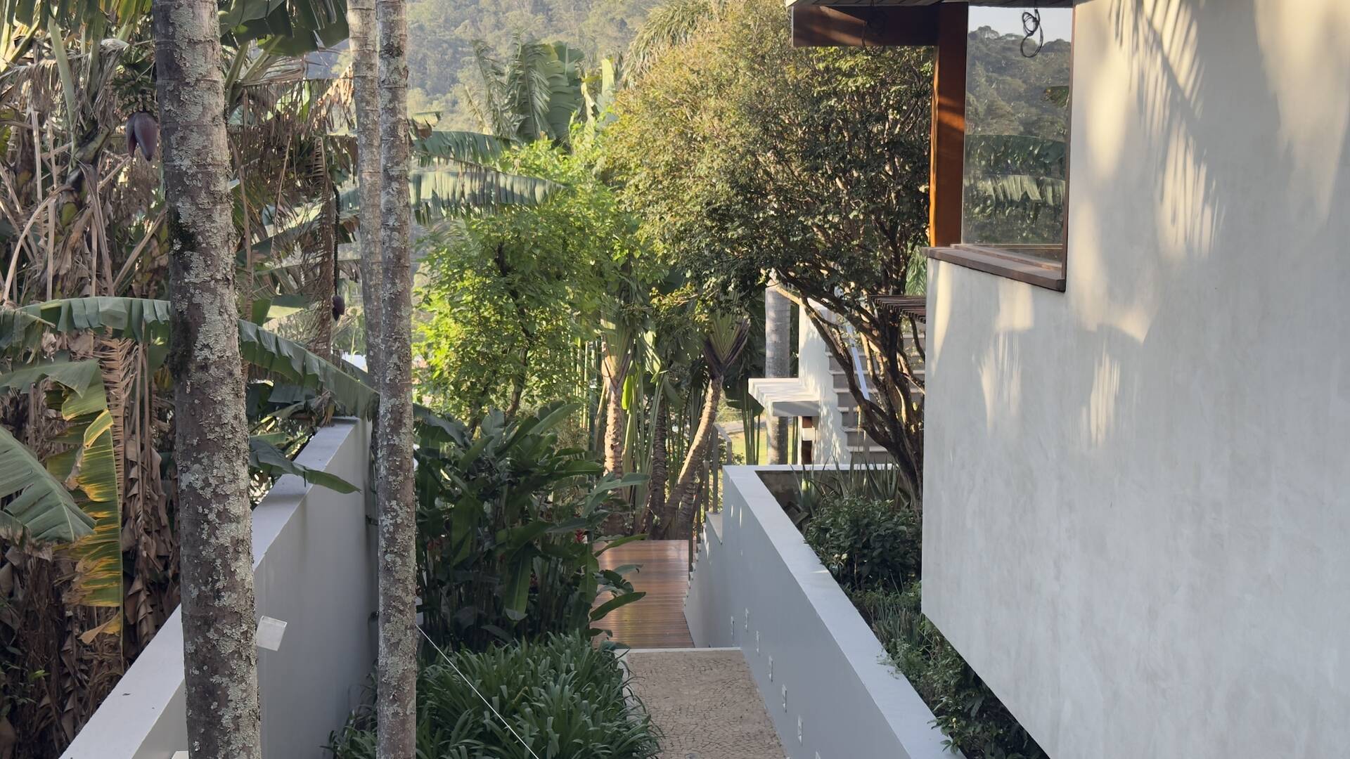 Casa Contemporânea com Vista Permanente, Piscina com Raia e Projeto Autoral em Alphaville