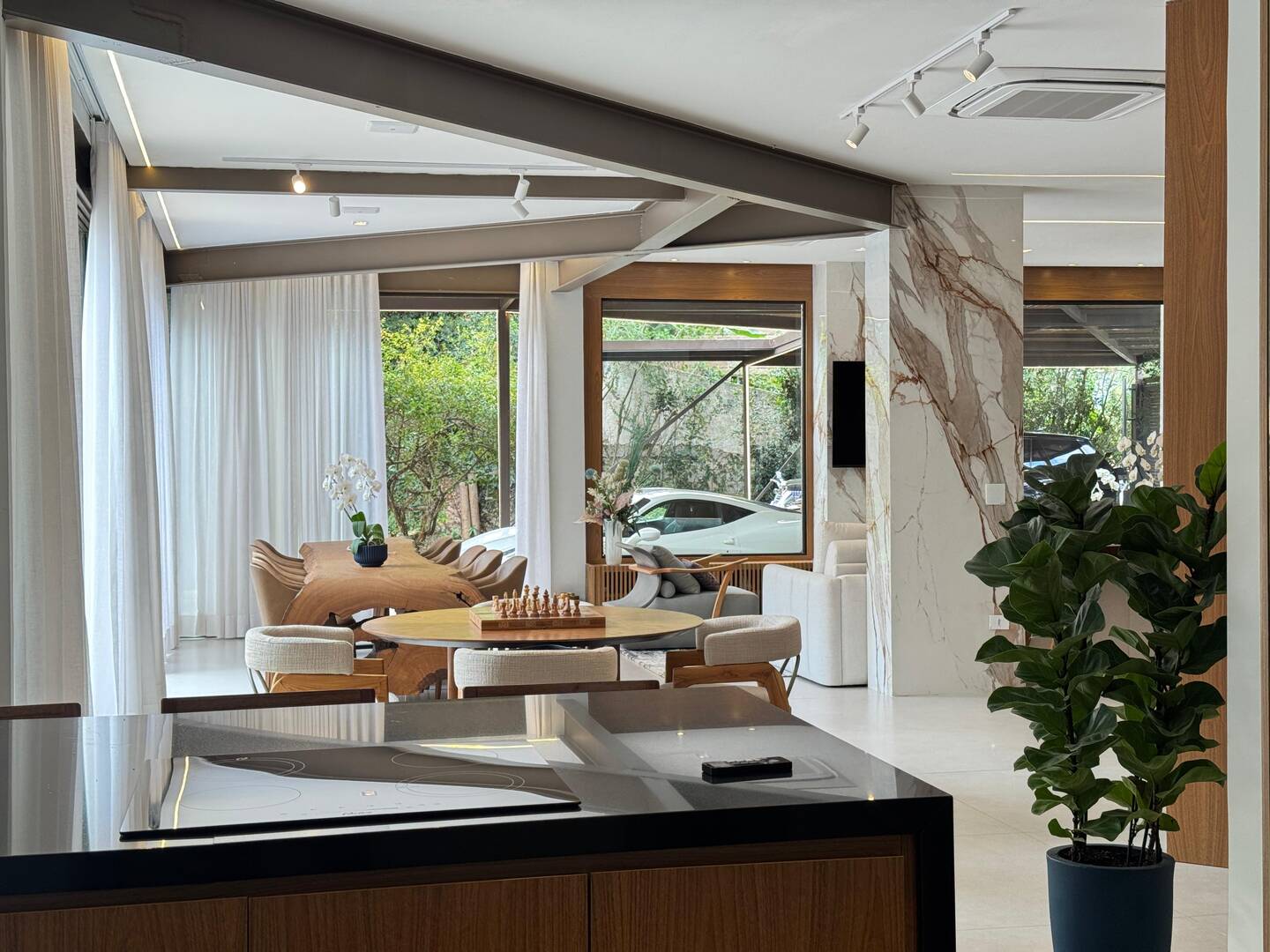 Casa Contemporânea à Venda no Tamboré 1 com 5 Suítes e Lazer Integrado