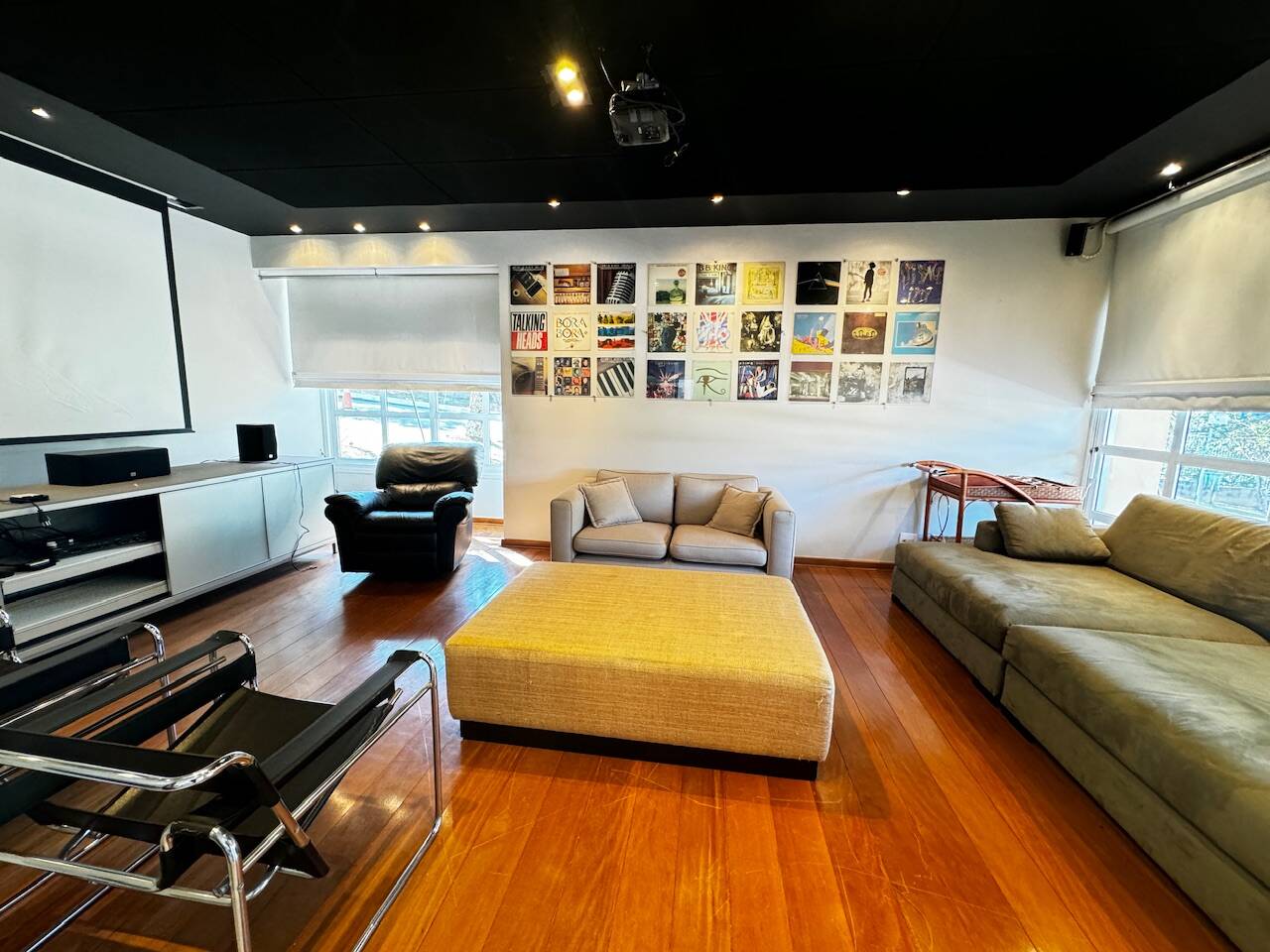 Casa de Alto Padrão Mobiliada com 4 Suítes, Quadra de Tênis Oficial e Lazer Completo em Alphaville