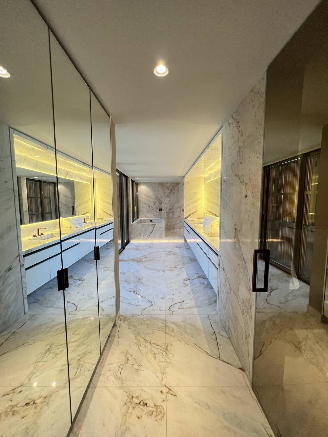 Residência autoral de David Bastos com piscina natural e design brasileiro