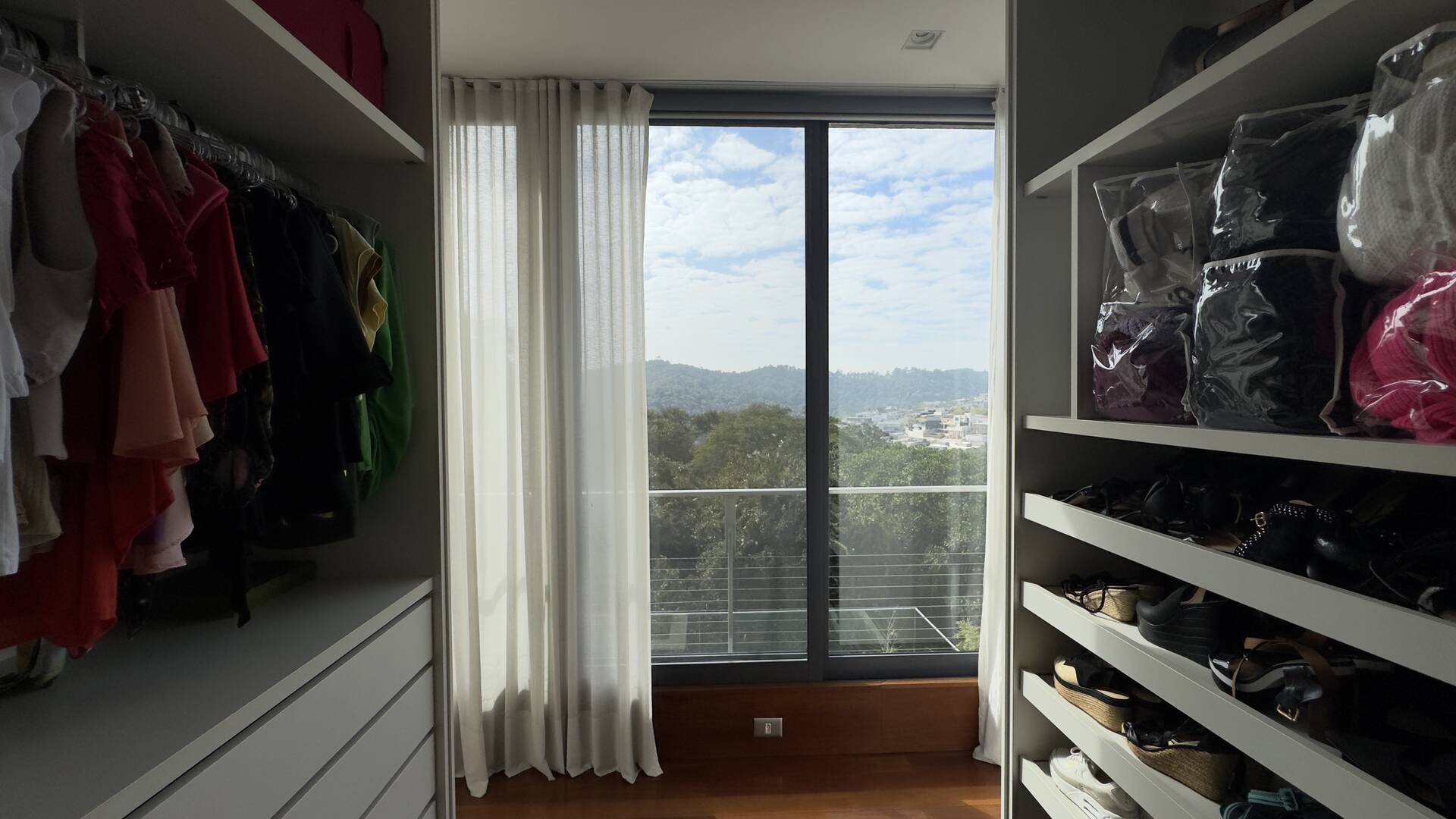 Casa Contemporânea à Venda no Alphaville Gênesis 1 com Vista Permanente para a