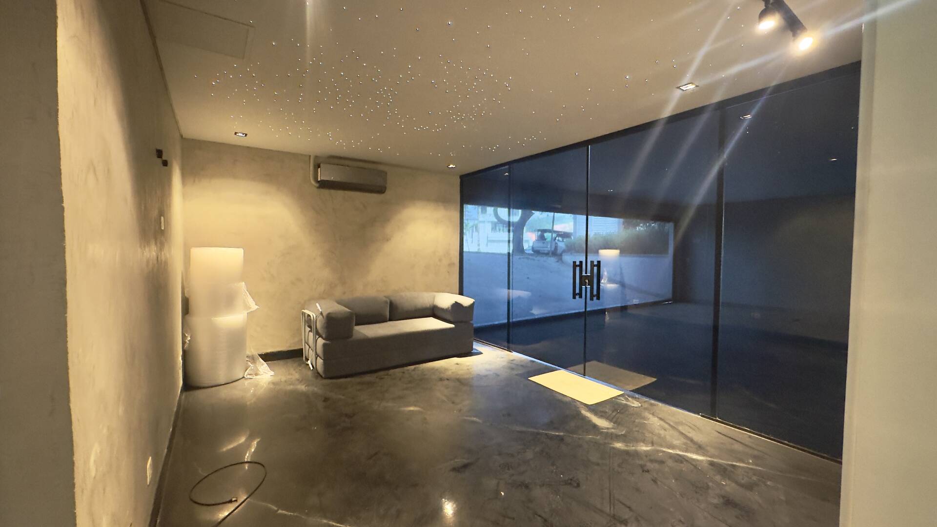 Casa Contemporânea à Venda em Alphaville com 4 Suítes, Piscina e Integração de Ambientes