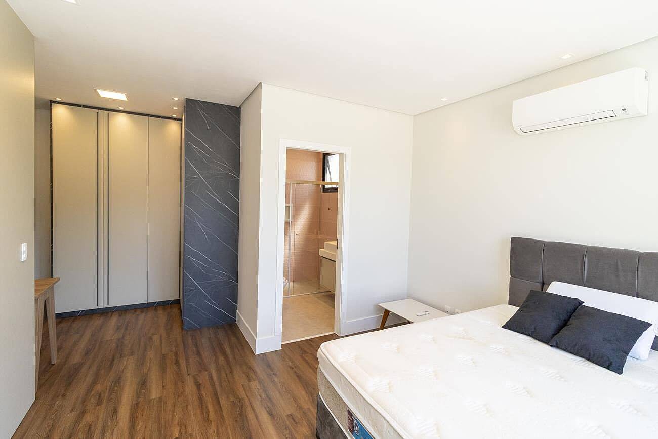 Casa à venda em Alphaville com 4 suítes, piscina aquecida, sauna e sistema fotovoltaico