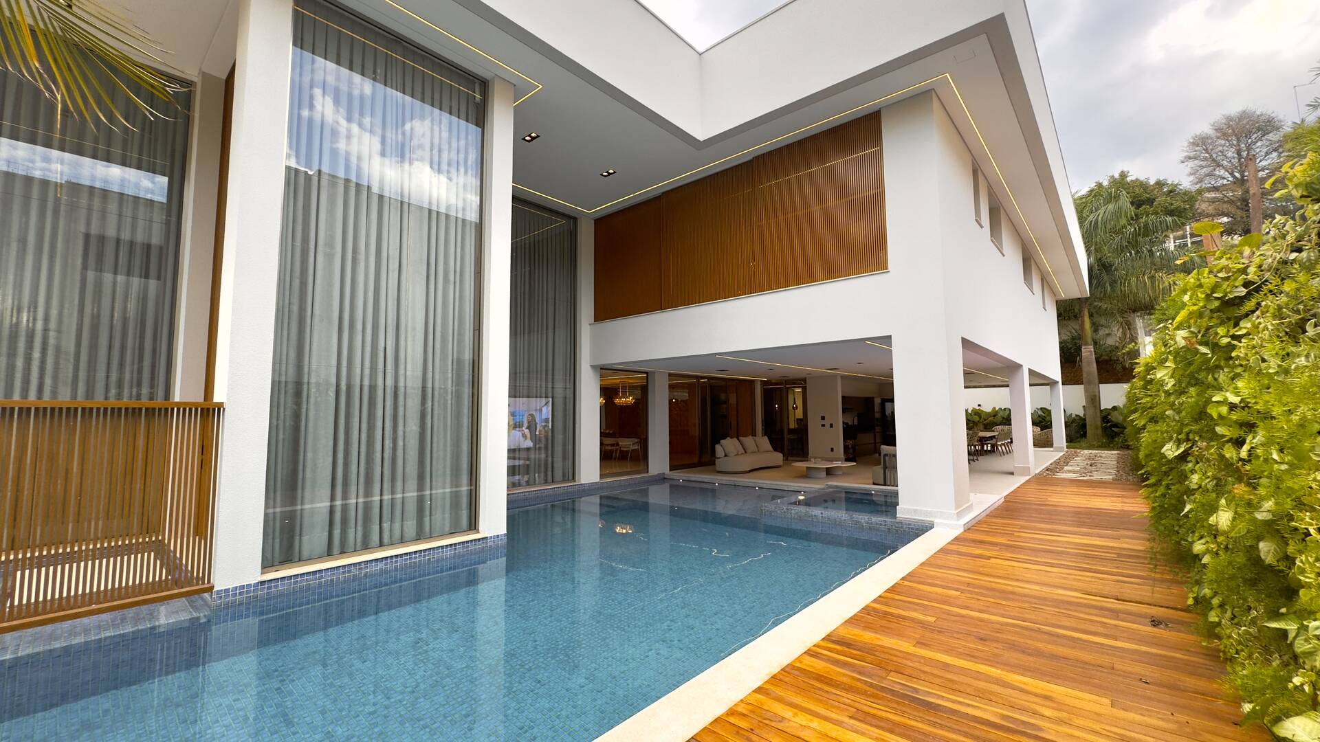 Casa de Alto Padrão à Venda no Tamboré 3 | Frente para o Lago | 5 Suítes | 870 m²