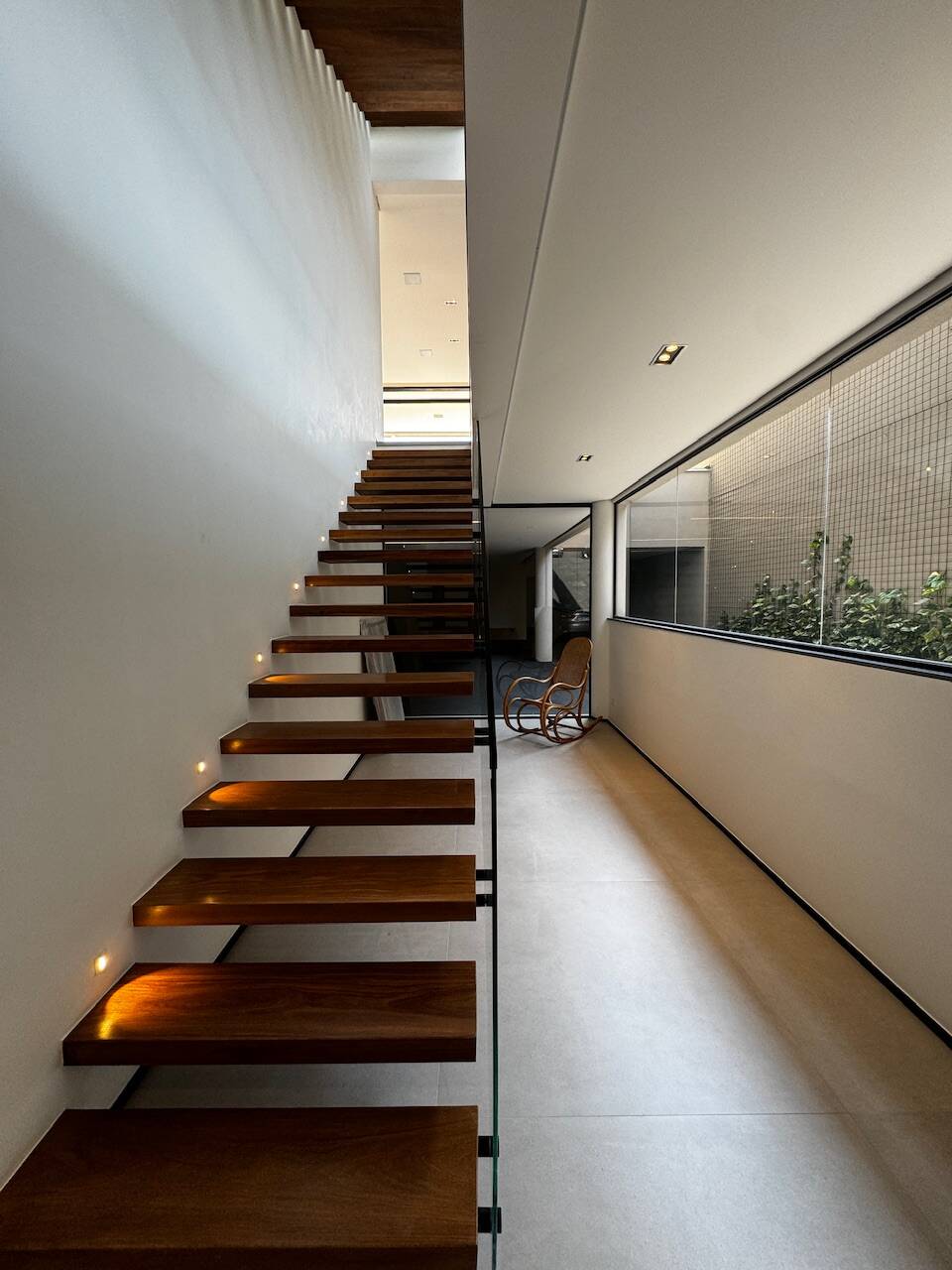 Casa recém-construída à venda no Alphaville Residencial 1 com 4 suítes e automação