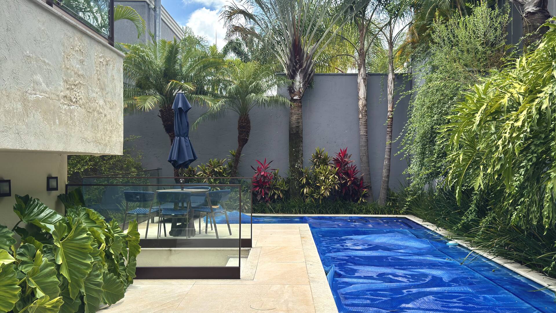 Casa com retrofit completo, 4 suítes e mobiliário assinado à venda em Alphaville