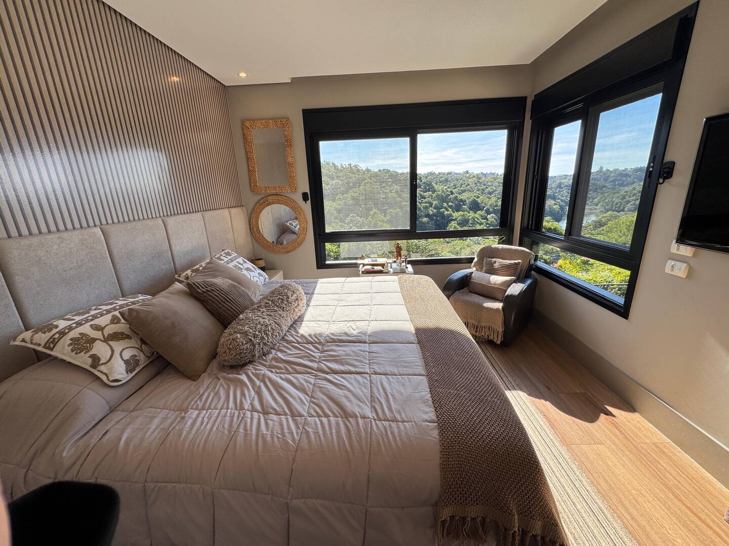 Casa contemporânea com vista para o lago e mata preservada no Gênesis 2