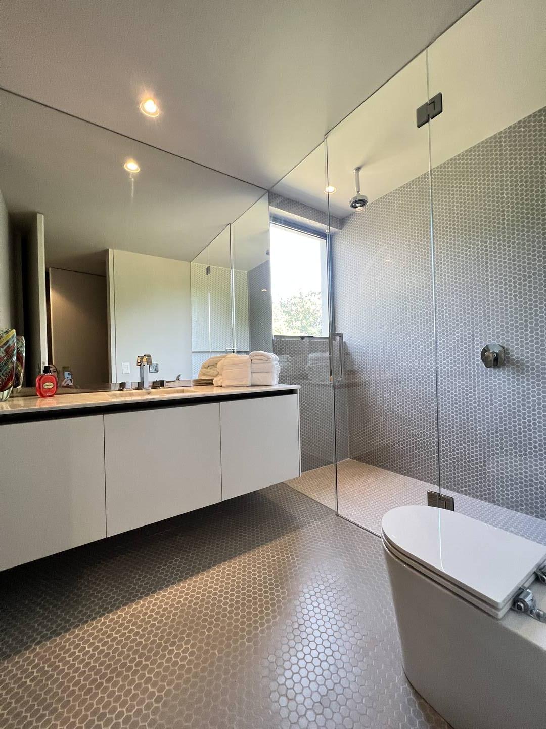 Residência autoral de David Bastos com piscina natural e design brasileiro