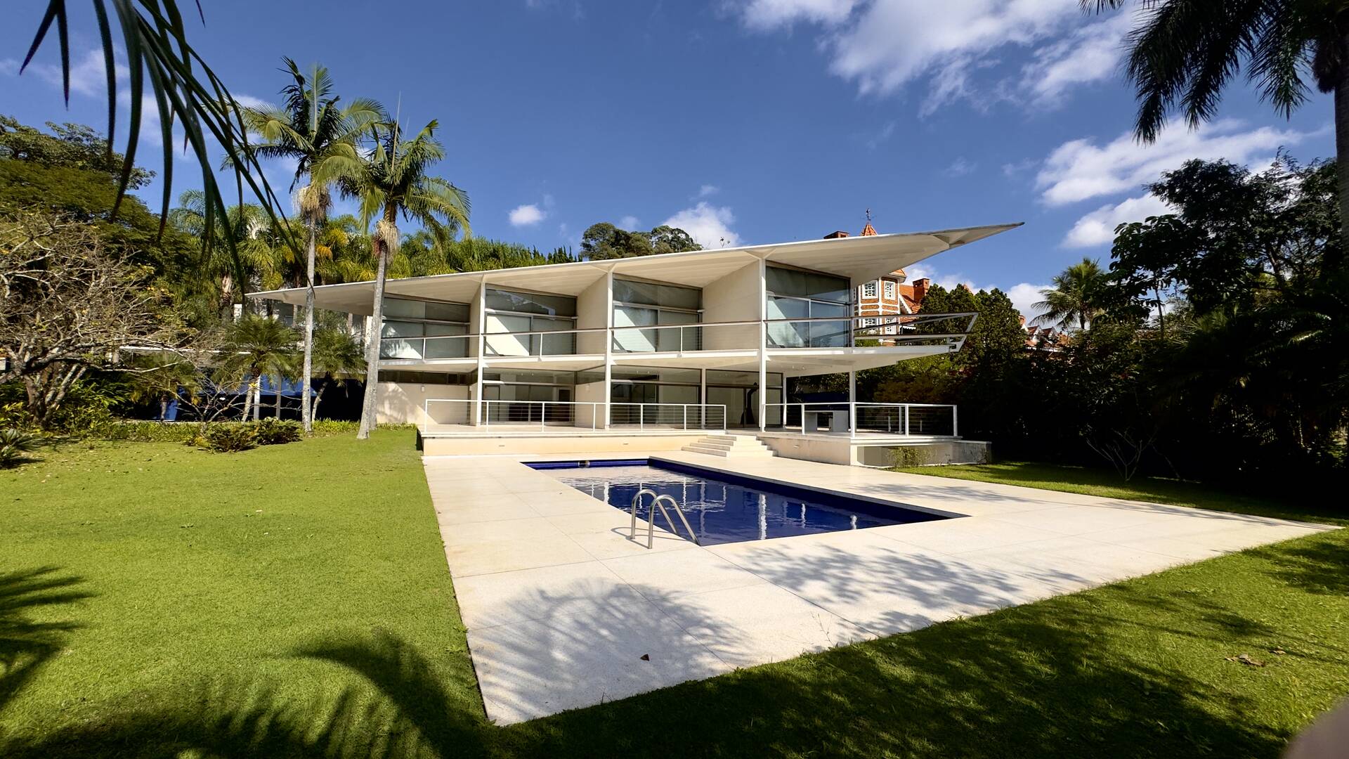 Residência Assinada por George Mills no Tamboré 1 com Arquitetura Autoral e 1.525 m² de Terreno