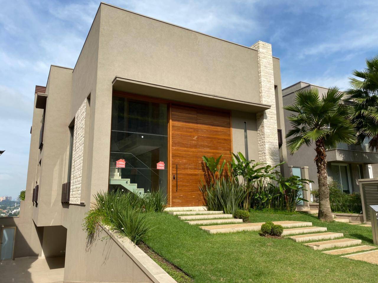 Residência Assinada por Mario Perez no Vila Solaia | 640 m², 4 Suítes e Vista Panorâmica