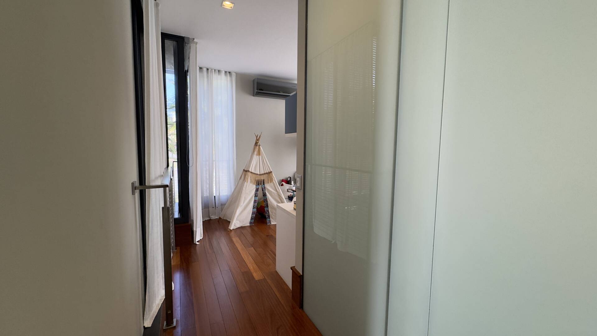 Casa Contemporânea à Venda no Alphaville Gênesis 1 com Vista Permanente para a