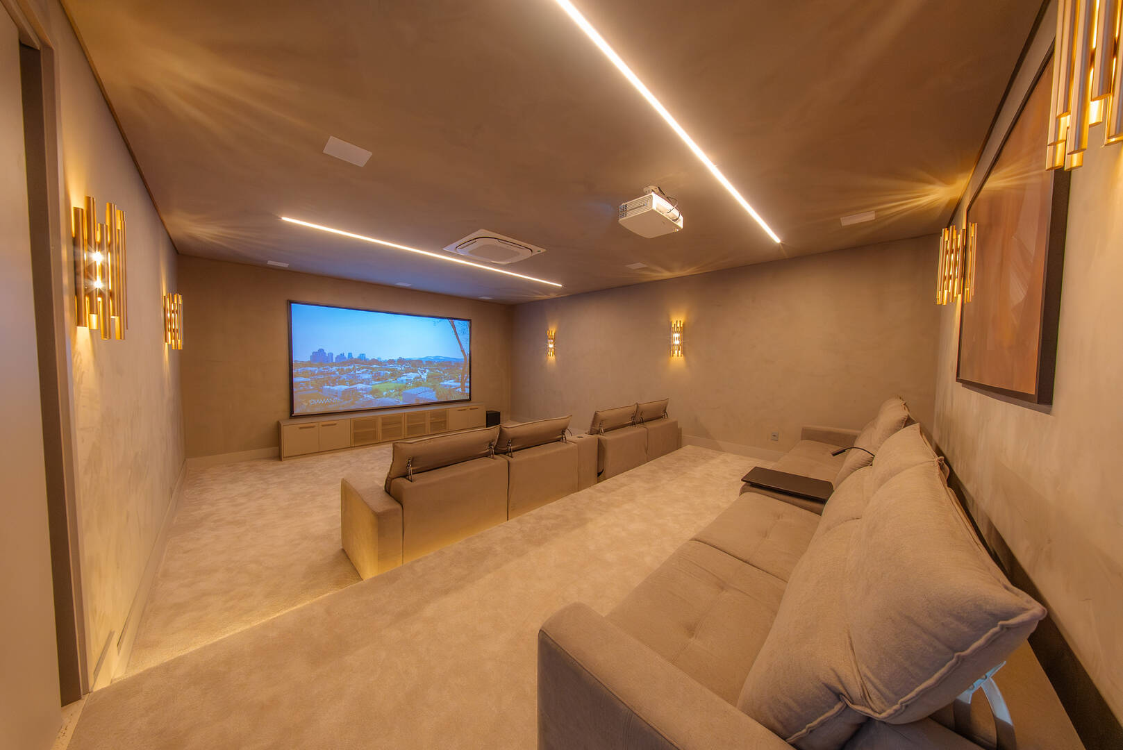 Casa à venda no Tamboré 2 com 6 suítes, SPA privativo, piscina e 2.385 m²