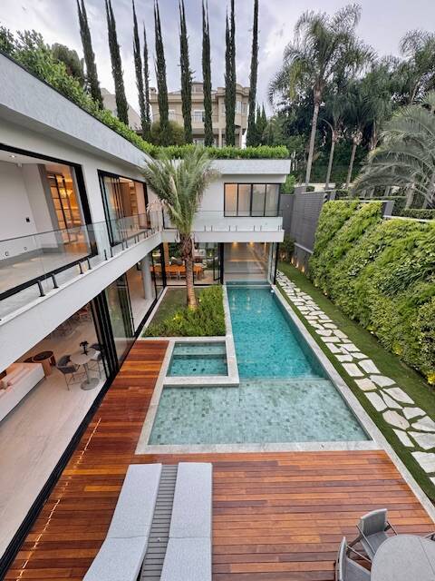 Casa à venda com 1.469 m², 6 suítes, rooftop e cinema privativo em Alphaville