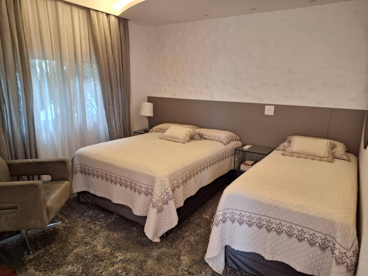 Casa com fundo para mata - Residencial Tamboré 11 - Venda porteira fechada.