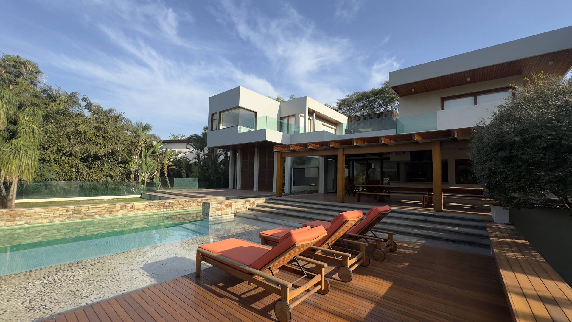 Casa Contemporânea com Vista Permanente, Piscina com Raia e Projeto Autoral em Alphaville